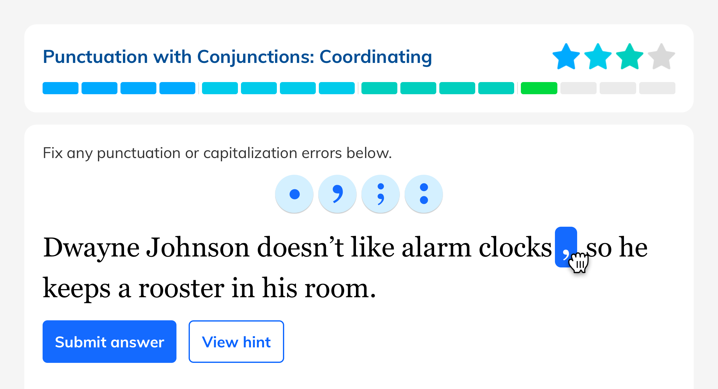 为了练习“连词标点符号”等主题，学生们在有趣的句子中来回拖动标点符号，比如“Dwayne Johnson不喜欢闹钟，所以他在房间里养了一只公鸡。”